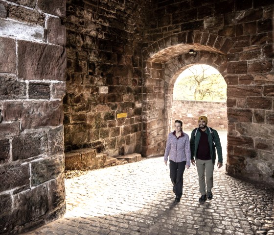 Erkundung durch die Burg Nideggen, © Eifel-Tourismus GmbH, Dominik Ketz