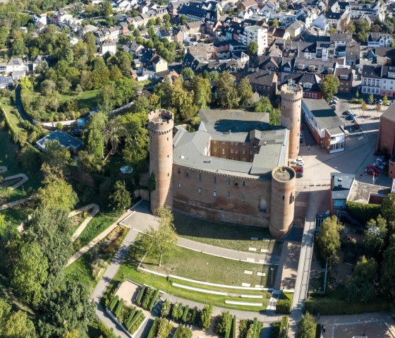 Landesburg Zülpich mit oberen Teil Park am Wallgraben und Blick auf das Stadtzentrum, © Paul Meixner