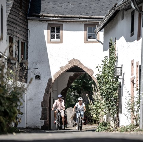 Radfahren durch den historischer Burgort Kronenburg, © Eifel Tourismus GmbH, Dennis Stratmann