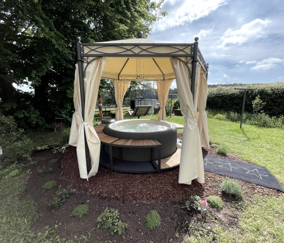 Luxuriöser Whirlpool im Garten, © Elke Greven & Nordeifel Tourismus GmbH