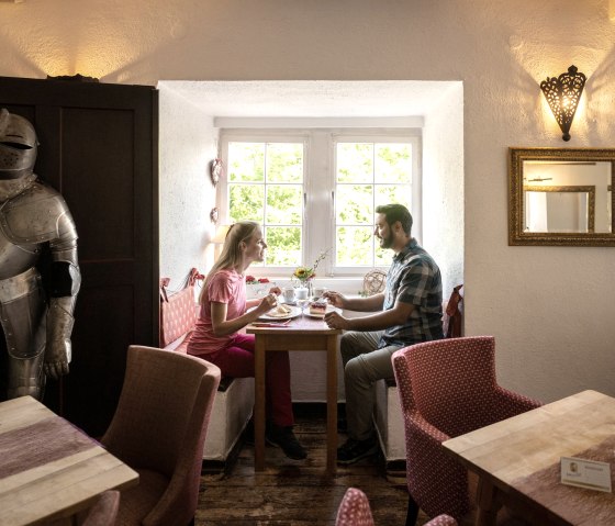 Einkehr im Restaurant Villa Kronenburg, © Eifel Tourismus GmbH, Dominik Ketz