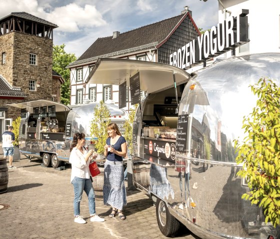 Shopping-Pause vor dem Orchheimer Tor, © Eifel Tourismus GmbH, Dominik Ketz