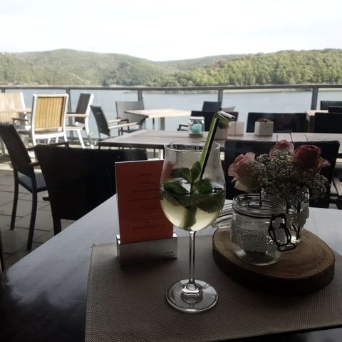 Cocktail auf der Außenterrasse, © Beach Club Eifel