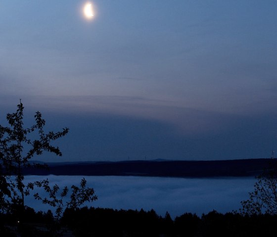 Mond und Nebel über dem See, © A. Baumbach
