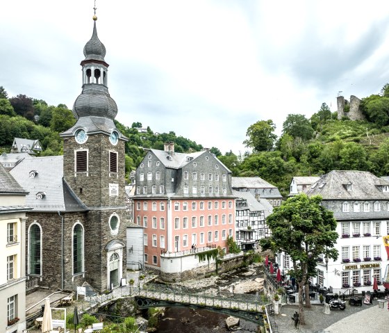 Die evangelische Kirche und das Rote Haus, © Eifel-Tourismus GmbH, Dominik Ketz