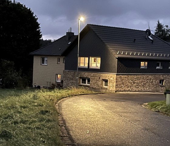 Fewo Sternenblick von außen bei Nacht, © Nordeifel Tourismus GmbH & Ferienwohnung Sternenblick Hellental