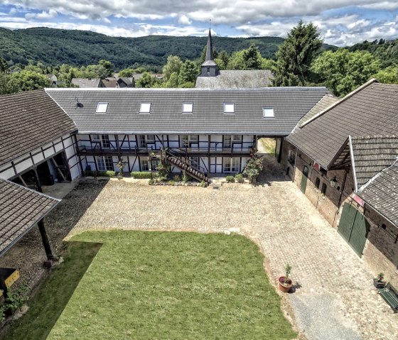 Hof der Burg Blens mit  Blick auf die FeWo's