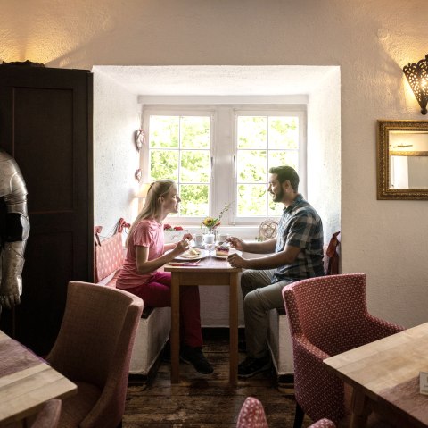 Einkehr im Restaurant Villa Kronenburg, © Eifel Tourismus GmbH, Dominik Ketz