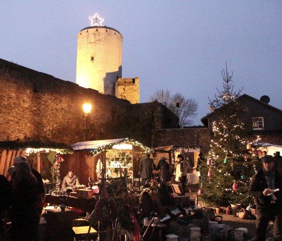 Stände im Burghof auf Burg Reifferscheid, © Eifelverein Reifferscheid