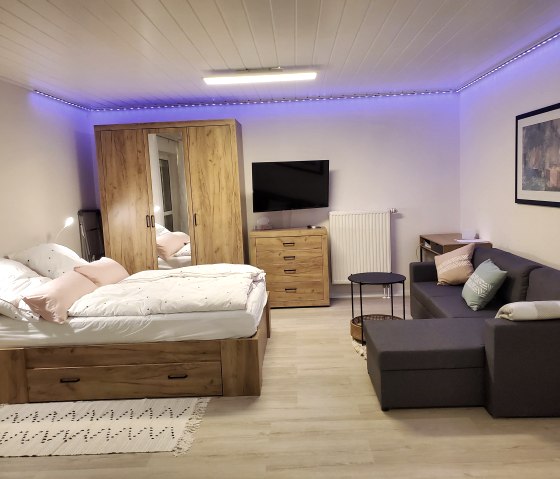 Schlafbereich Bett und Schlafcouch, © Nordeifel Tourismus GmbH & Ferienwohnung Kleien Auszeit