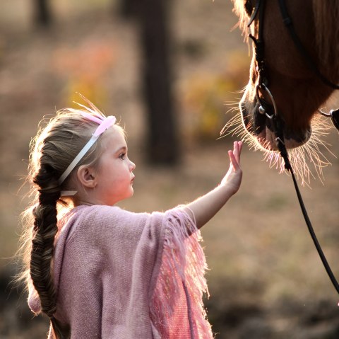 Girl with horse, © Freepik