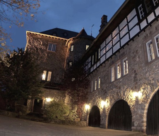 Burg Blankenheim bei Nacht, © Nordeifel Tourismus GmbH & Jugendherberge Burg Blankenheim