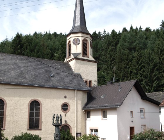 Kirche in Eisenschmitt mit Brunnen, © GesundLand Vulkaneifel GmbH