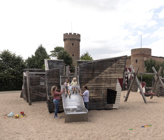 Castle playground at the moat on the EifelSchleife Knights, Romans, turnips, © Eifel Tourismus GmbH, Tobias Vollmer