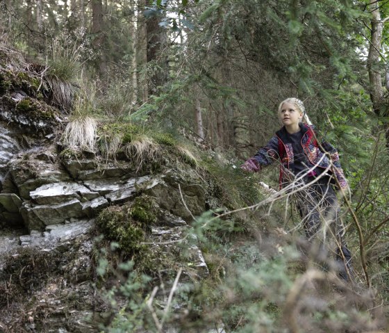 Girl in the forest, © eifel-tourismus-gmbh_tobias-vollmer