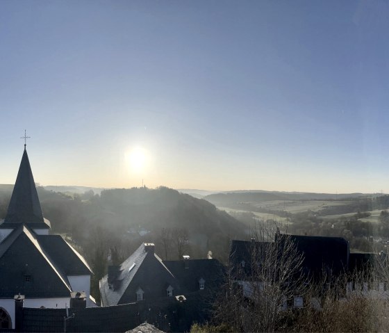 Blick über Kronenburg, © Nordeifel Tourismus GmbH & Burghaus und Villa Kronenburg