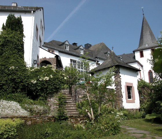 Exterior view of restaurant, © Nordeifel Tourismus GmbH & Burghaus und Villa Kronenburg