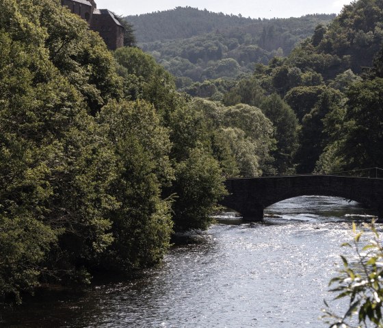 Mit den Kanus an Heimbach vorbei, © Eifel Tourismus GmbH_Tobias Vollmer