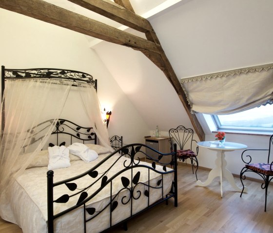 Doppelzimmer Burghaus, © Nordeifel Tourismus GmbH & Burghaus und Villa Kronenburg