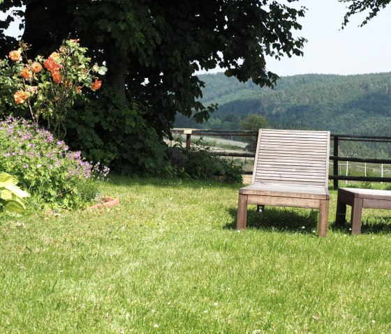 Liegewiese im Garten, © Nordeifel Tourismus GmbH & Ferienwohnung Sternenblick Hellenthal