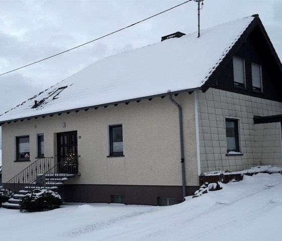 Winteransicht_Haus_2020, © Nordeifel Tourismus GmbH & Ferienwohnung Zur schönen Aussicht