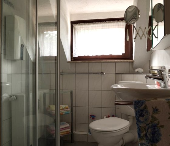 Bathroom with shower and toilet, © Nordeifel Tourismus GmbH & Johannes Schuh