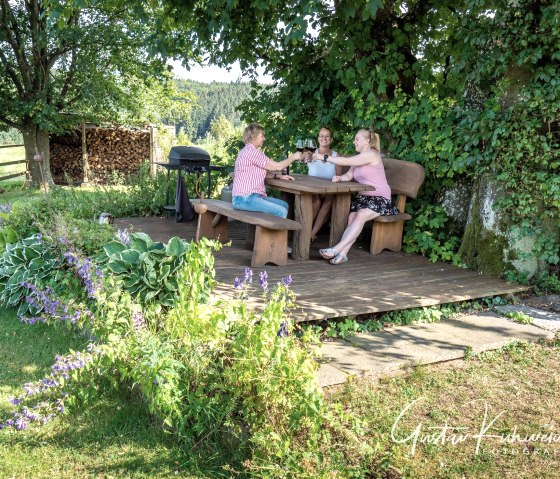 Gartenterrasse mit Weitblick unter alten Bäumen, © Elke Greven & Nordeifel Tourismus GmbH