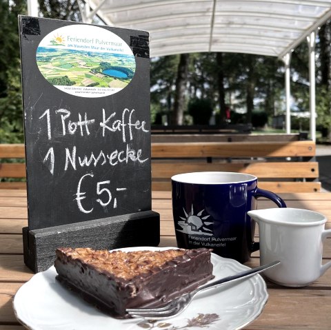 Kaffee und Kuchen, © Feriendorf Pulvermaar