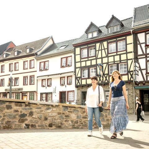 Stadtbummel im City-Outlet Bad Münstereifel, © Eifel Tourismus GmbH, Dominik Ketz