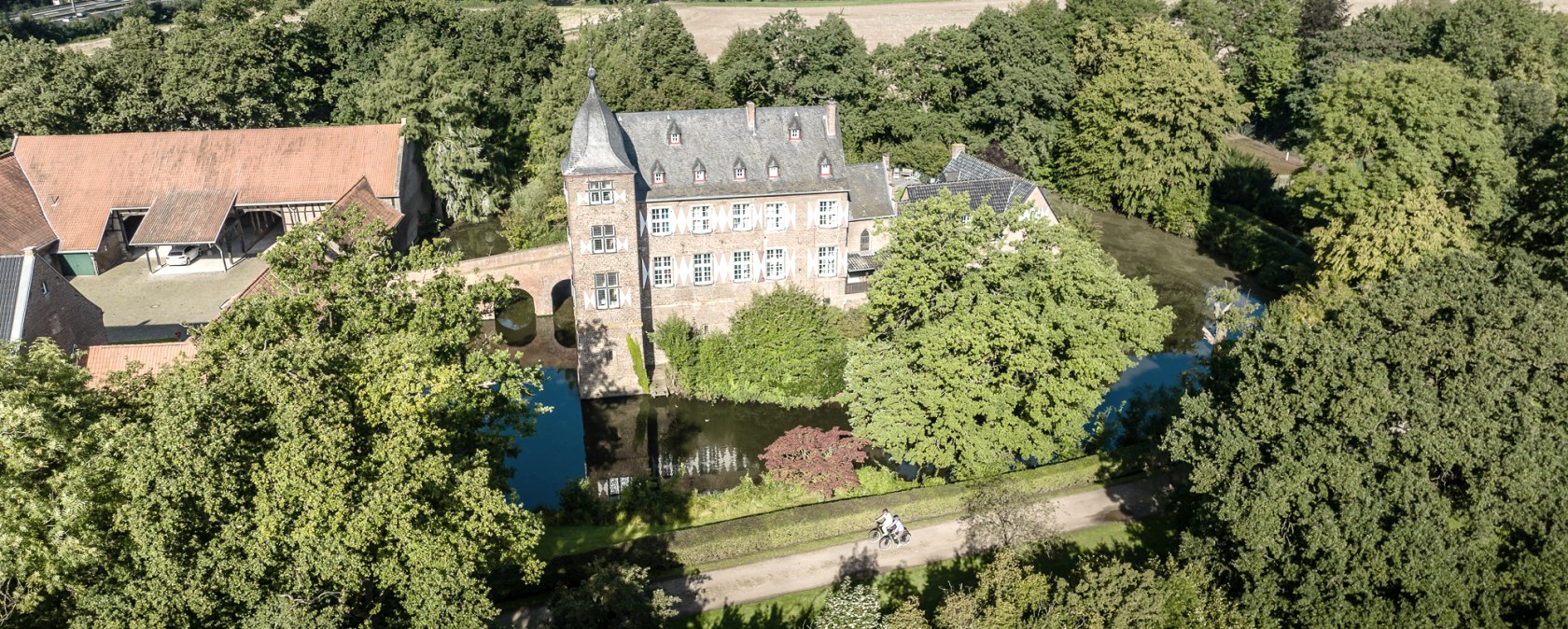 Blick auf die Burg, © Eifel Tourismus GmbH, Dennis Stratmann