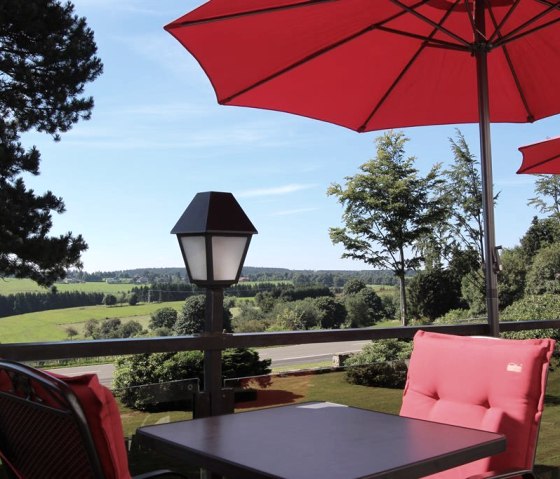 Terrasse mit Aussicht, © Nordeifel Tourismus GmbH & Hollrather Hof