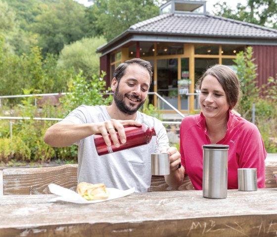 Genießen Sie Ihre Pause am Infopunkt Zerkall, © Eifel Tourismus GmbH, AR-shapefruitAG