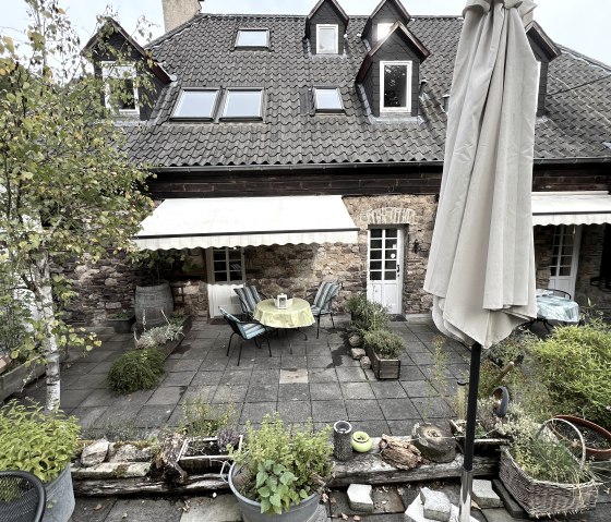 Posthalterhof_Jakobsweg_Terrasse, © Nordeifel Tourismus GmbH & Denkmal Posthalterhof, Ferienwohnungen