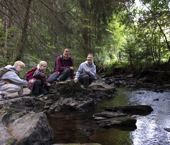 Family by the stream, © eifel-tourismus-gmbh_tobias-vollmer