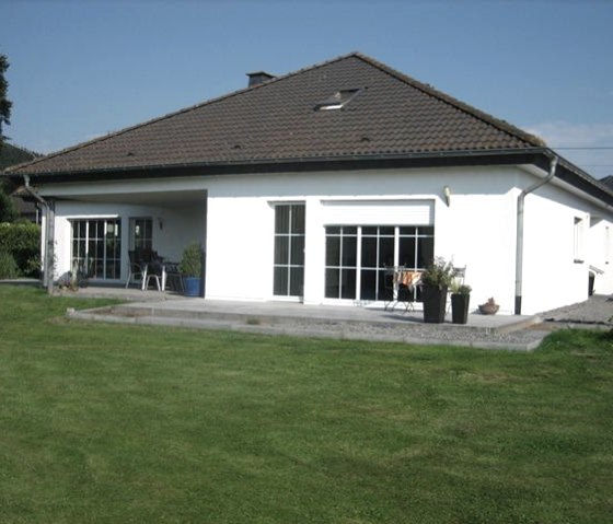 Lawn and terrace, © Nordeifel Tourismus GmbH & Ferienwohnung Op Hahnendell