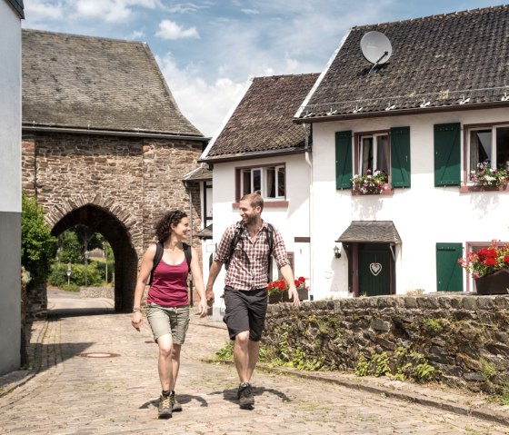 Hikers in the historic Reifferscheid castle ring, © Eifel Tourismus GmbH/D. Ketz