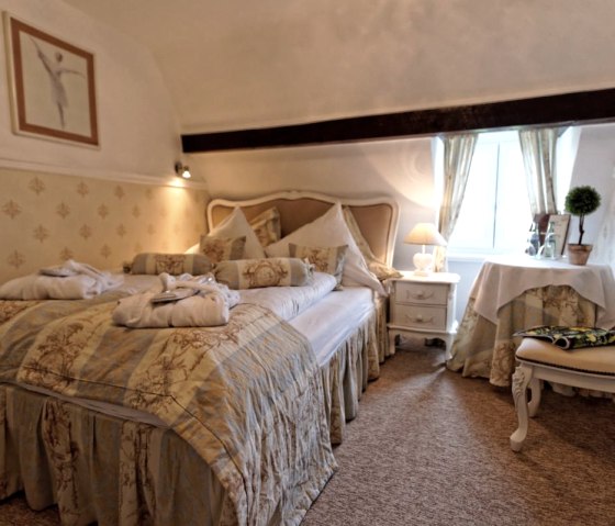 Doppelzimmer, © Nordeifel Tourismus GmbH & Burghaus und Villa Kronenburg