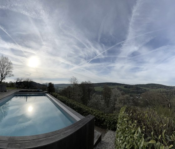 Infinity Pool Panorama, © Nordeifel Tourismus GmbH & Burghaus und Villa Kronenburg