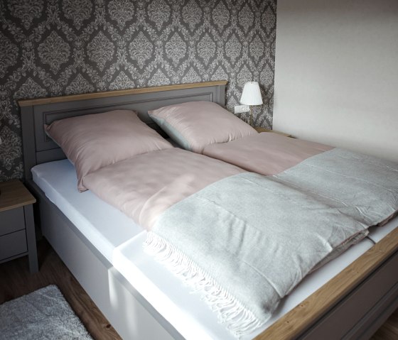 Schlafzimmer mit Doppelbett, © Nordeifel Tourismus GmbH & Ferienhaus Eifeltoni