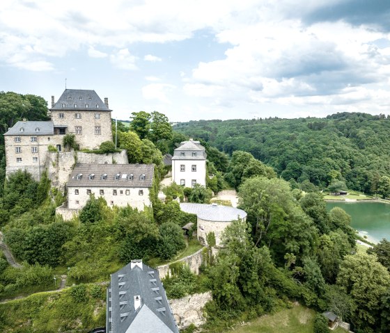 Burg Blankehiem thront über dem Ort, © Eifel Tourismus GmbH, Dennis Stratmann - finanziert durch REACT-EU