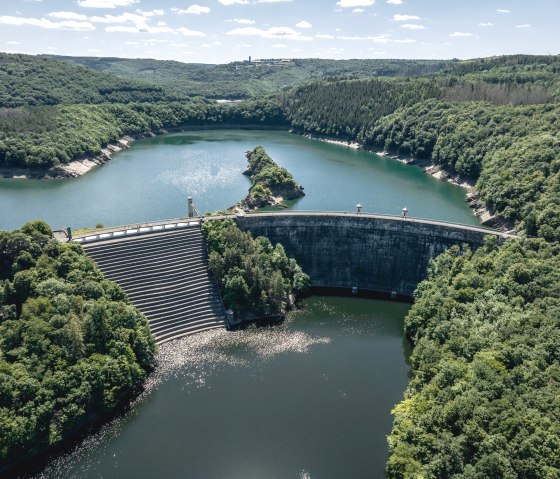 Blick auf die Urfttalperrre im Nationalpark Eifel, © Eifel Tourismus GmbH, Dennis Stratmann-finanziert durch REACT-EU