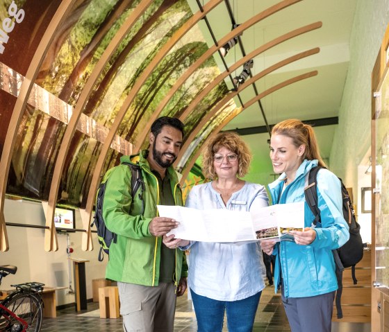 Entlang des Dorfrundganges befindet sich das Nationalpark-Tor Höfen mit einer  Ausstellung und Informationen., © Eifel-Tourismus GmbH, Dominik Ketz