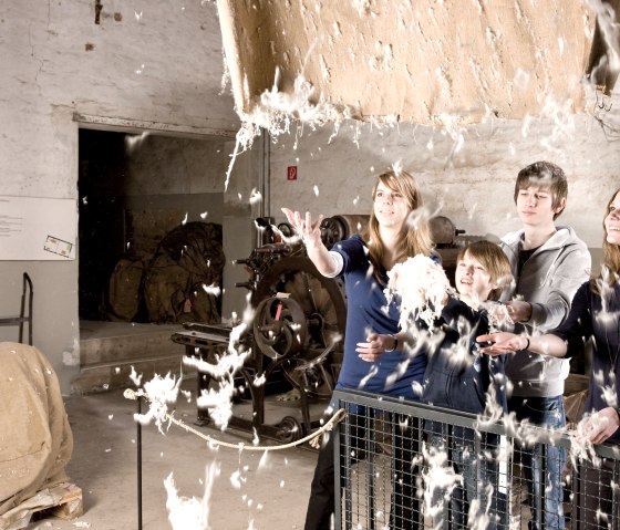 Familienführung durch die Tuchfabrik Müller, © LVR-Industriemuseum, Foto: Stefan Arendt