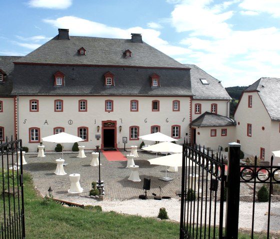 Außenansicht Burghaus, © Nordeifel Tourismus GmbH & Burghaus und Villa Kronenburg