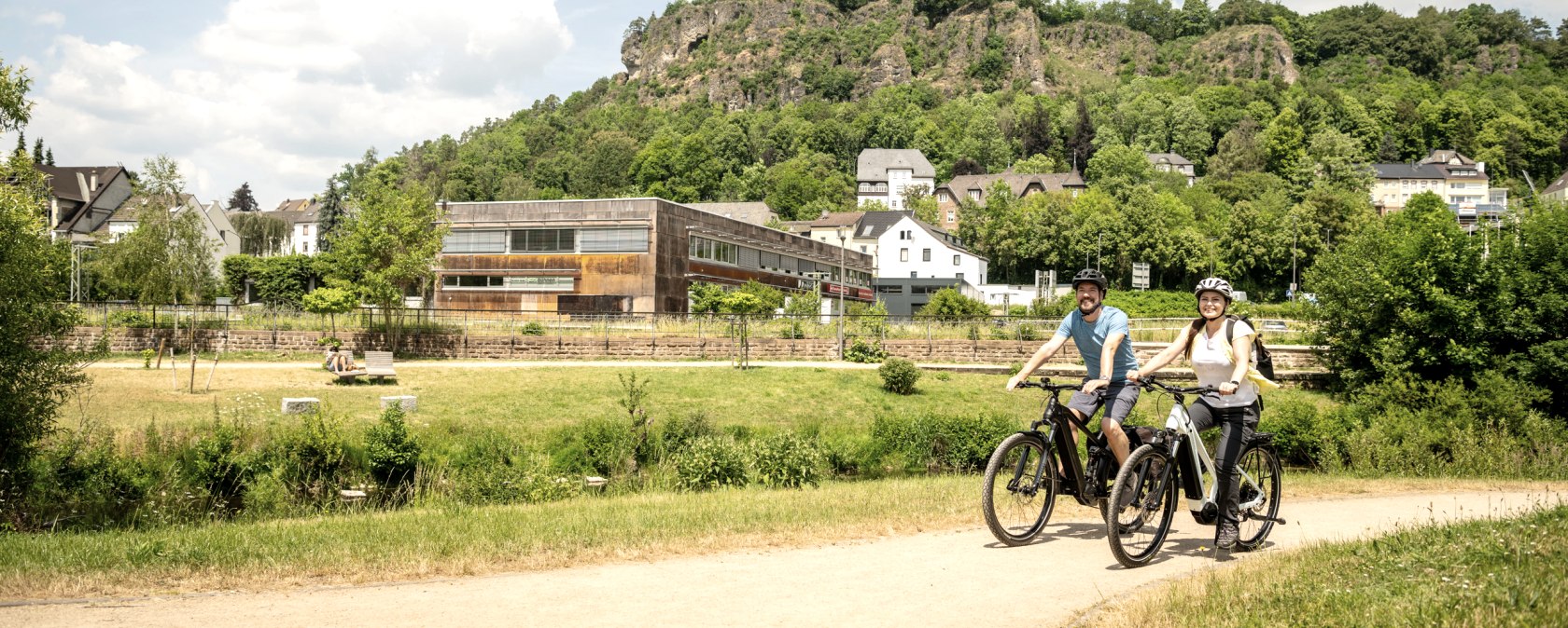 Kyll-Radweg in Gerolstein. mit Dolomiten im Hintergrund, © Eifel Tourismus GmbH, Dominik Ketz
