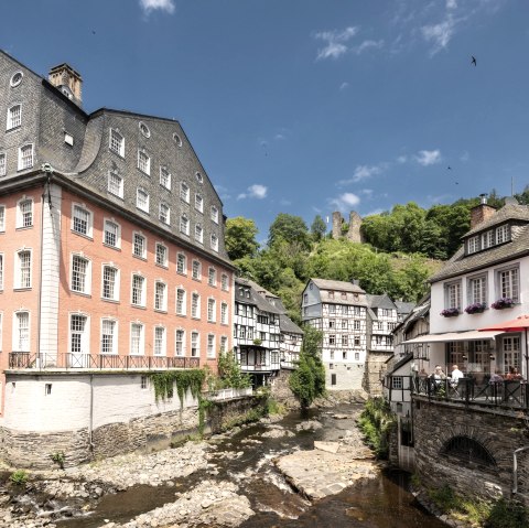 Blick auf das Rote Haus, © Eifel-Tourismus GmbH, Dominik Ketz