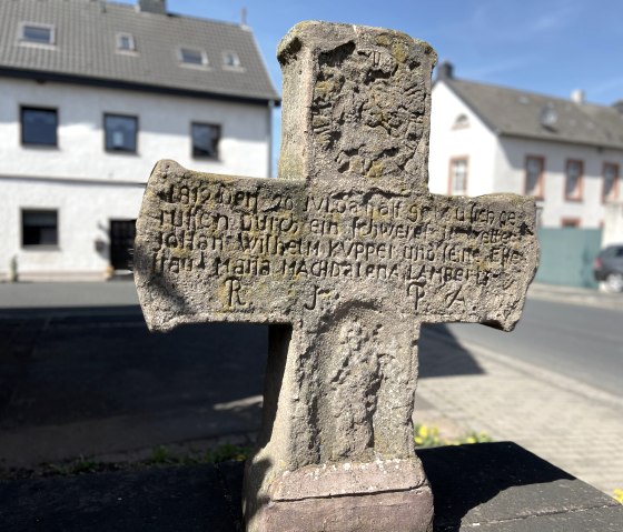 Wegekreuz gegenüber der Kirche