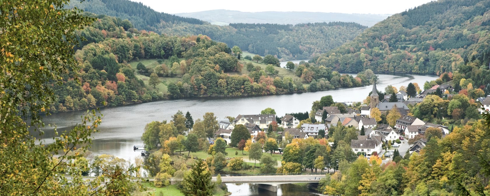 Wanderweg Rur-Olef-Route: Ausblick auf Einruhr, © Rheinland-Pfalz Tourismus GmbH/D. Ketz