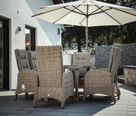 Sitzgruppe mit Sonnenschirm Terrasse, © Nordeifel Tourismus GmbH & Ferienhaus Eifeltoni