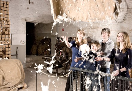 Familienführung durch die Tuchfabrik Müller, © LVR-Industriemuseum, Foto: Stefan Arendt